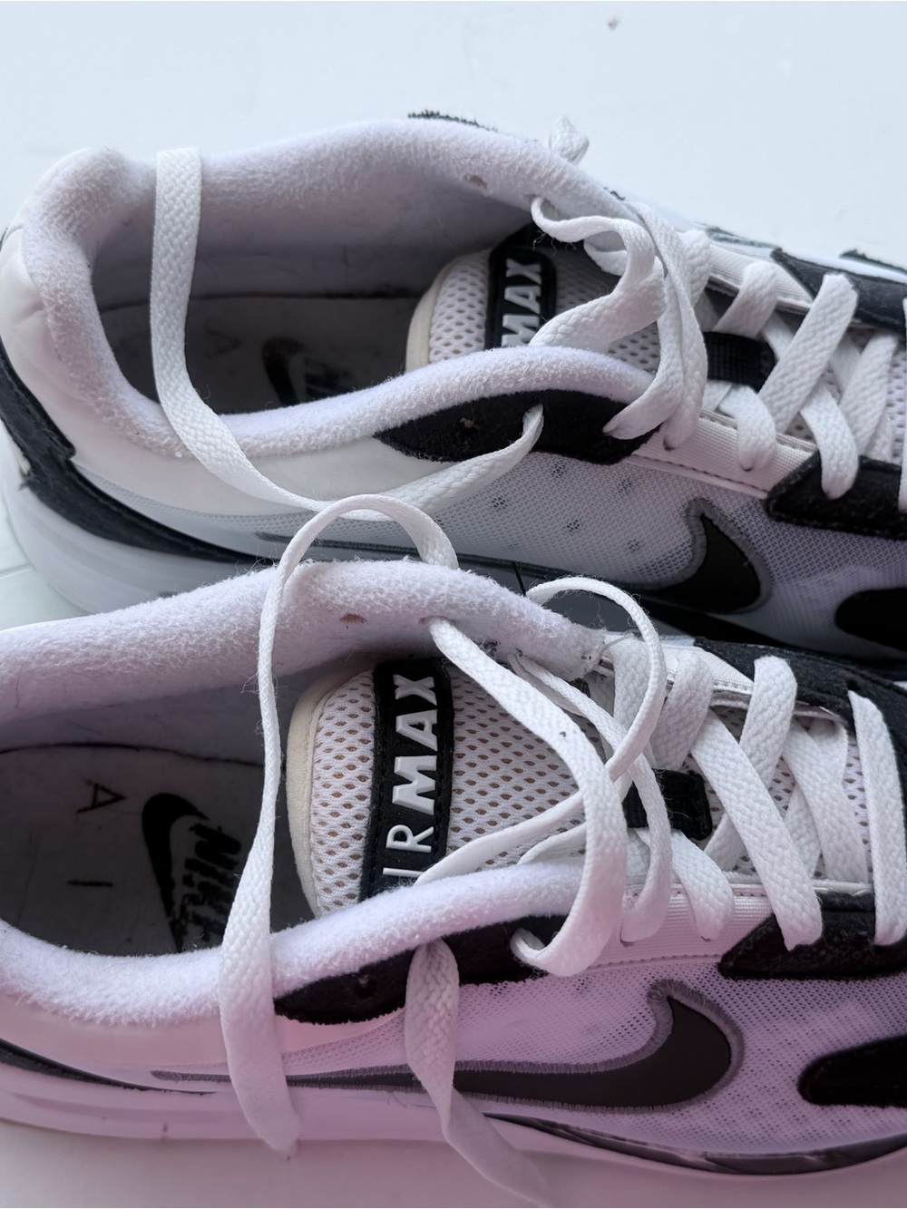 Women’s Nike air max sneakers!